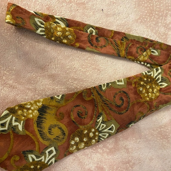 Elegant Men's Tie with Red and Gold Floral Pattern - Picture 4 of 8